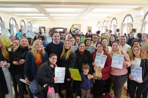El gobernador Valdés encabezó una nueva entrega de microcréditos de la Fundación para el Desarrollo